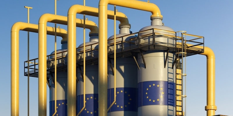 En una fábrica de gas natural, un tanque muestra la bandera de la Unión Europea.