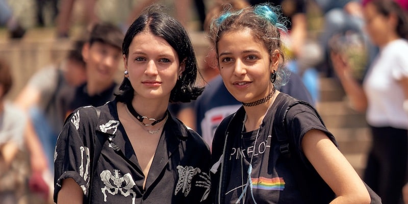 Dos jóvenes pertenecientes a la subcultura emo visten ropa y accesorios oscuros.