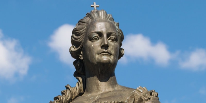 Una estatua recuerda a la zarina Catalina II de Rusia.