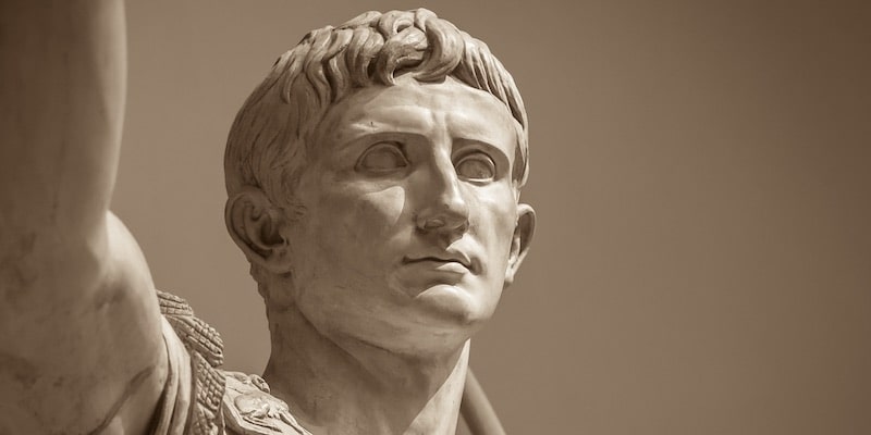 Una escultura retrata al emperador romano Augusto.