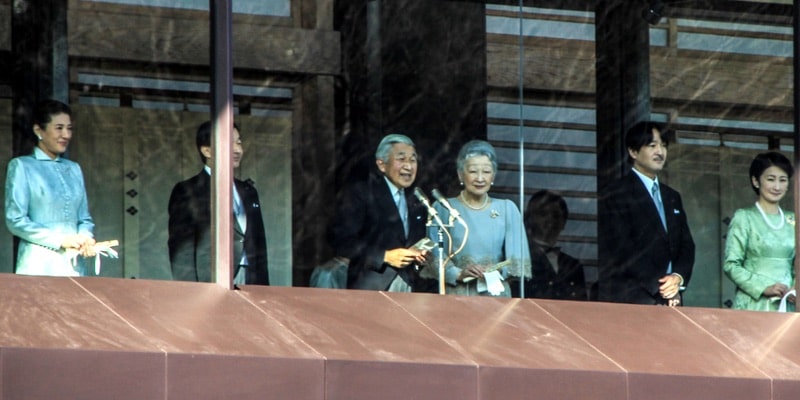 La familia imperial japonesa saluda a la población en Tokio.