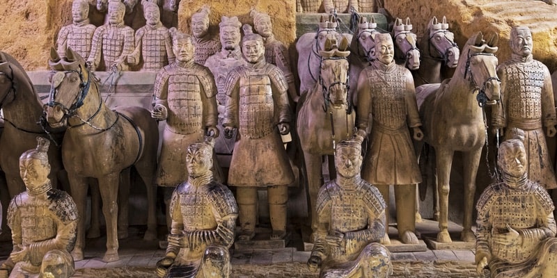 En el mausoleo del emperador Qin hay un ejército de soldados de terracota.