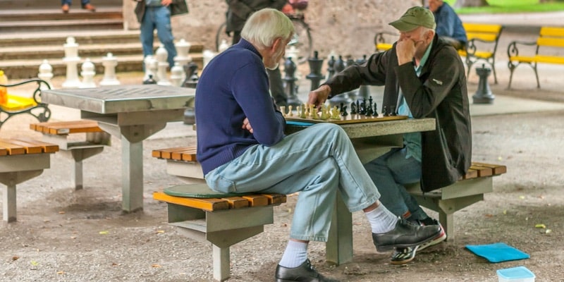 Dos hombres juegan al ajedrez en un parque