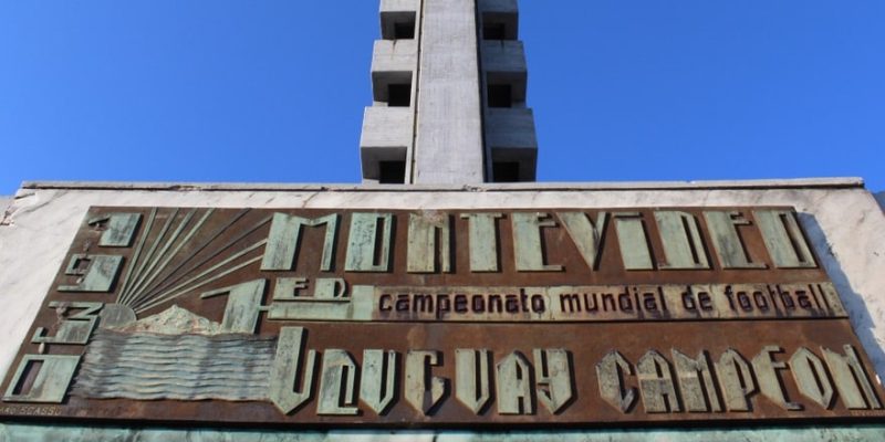 Un monumento conmemora el campeonato mundial de fútbol celebrado en Montevideo en 1930.