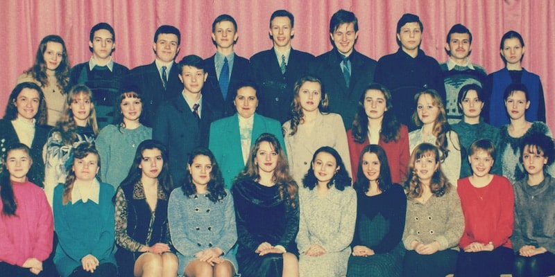 Una fotografía de la década del noventa muestra a un grupo de estudiantes.