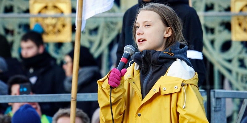 Greta Thunberg da un discurso en defensa del medio ambiente.