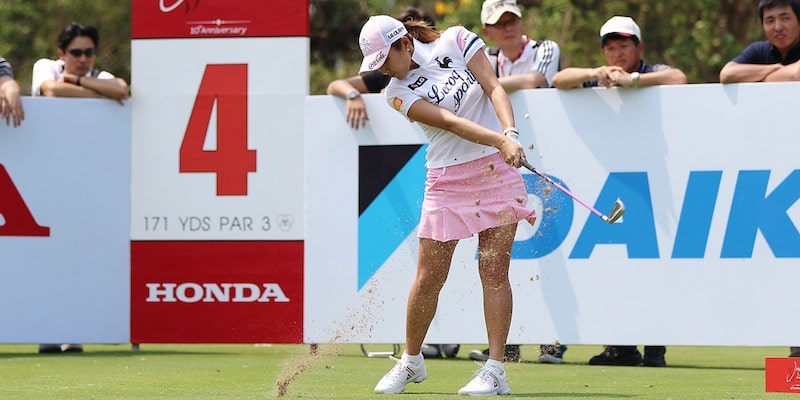 La jugadora de golf Lee Bo-mee golpea la pelota en un campeonato en Tailandia.
