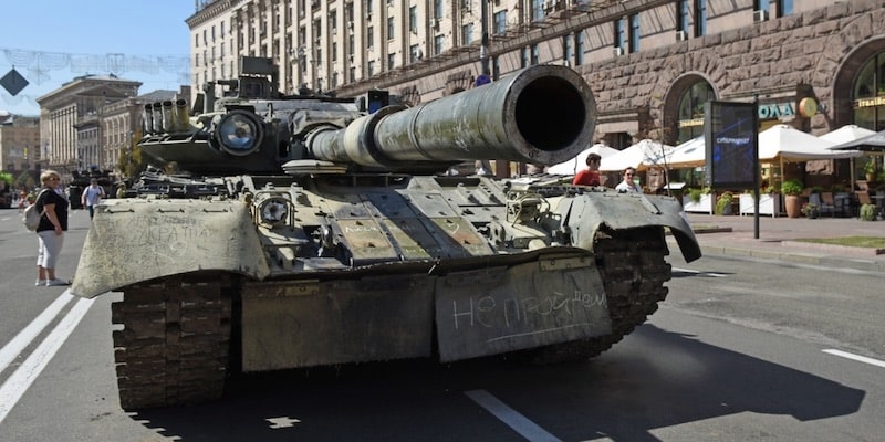 Un tanque en territorio enemigo forma parte de una estrategia hostil.