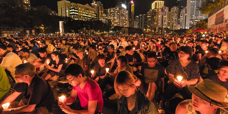 Una multitud conmemora pacíficamente en Hong Kong la protesta del 4 de junio.