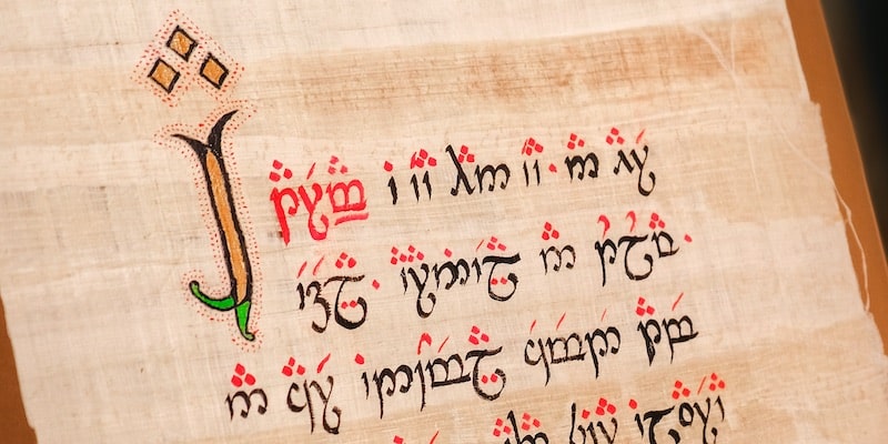 Un pergamino está escrito en sindarin, idioma élfico creado por J. R. R. Tolkien en su saga de El Señor de los Anillos.