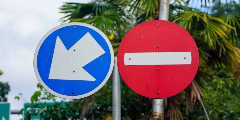 El lenguaje visual de las señales de tránsito indica qué está prohibido y qué está permitido.
