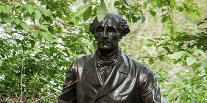 Una estatua recuerda al filósofo John Stuart Mill.