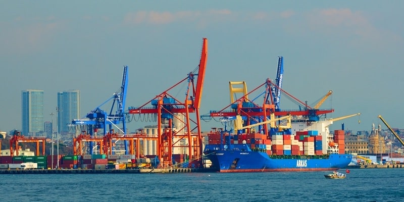 Los grandes barcos transportan mercancías en el libre mercado.