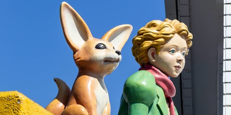 Una escultura recuerda al Principito y su amigo el zorro.