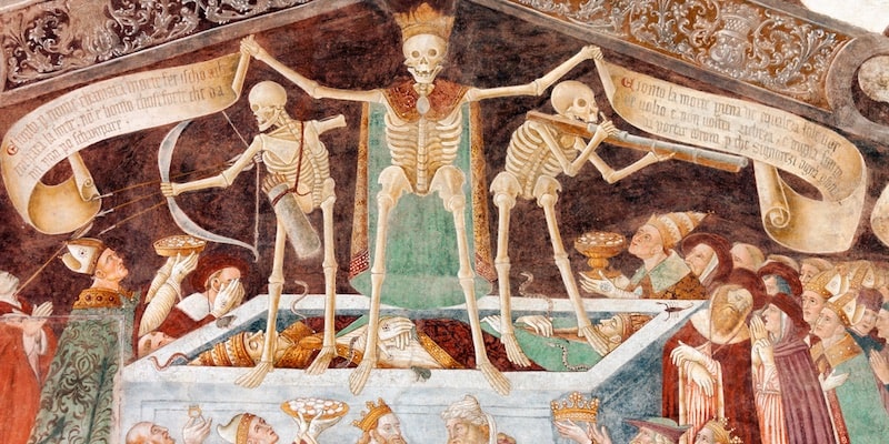 Un fresco medieval muestra la Danza Macabra y El Triunfo de la Muerte.