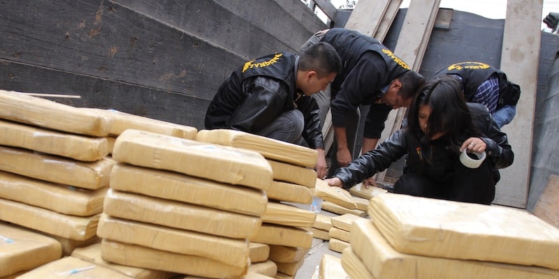 Un grupo de policías secuestra un cargamento de drogas.