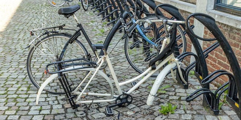 Alguien ha robado las ruedas de una bicicleta.