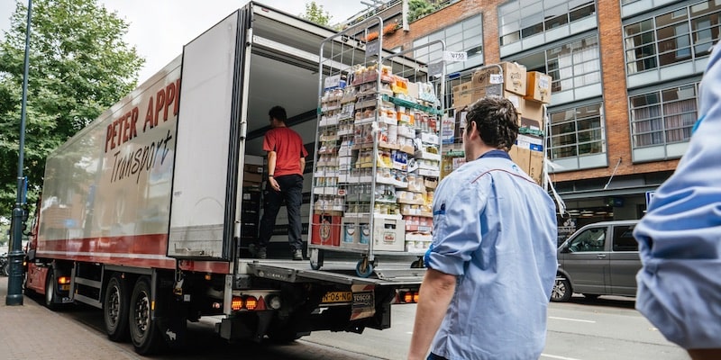 Un proveedor entrega una gran variedad de mercancías desde un camión.
