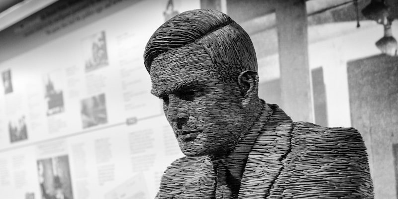 Stephen Kettle creó un estatua de Alan Turing hecha en piedra pizarra.