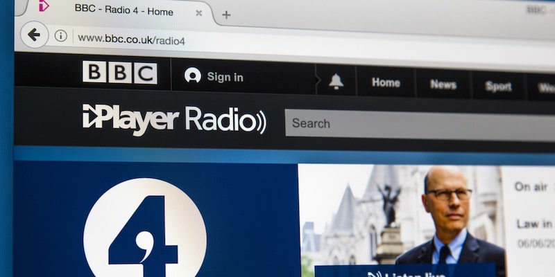 El sitio web de la BBC permite escuchar la radio en línea.