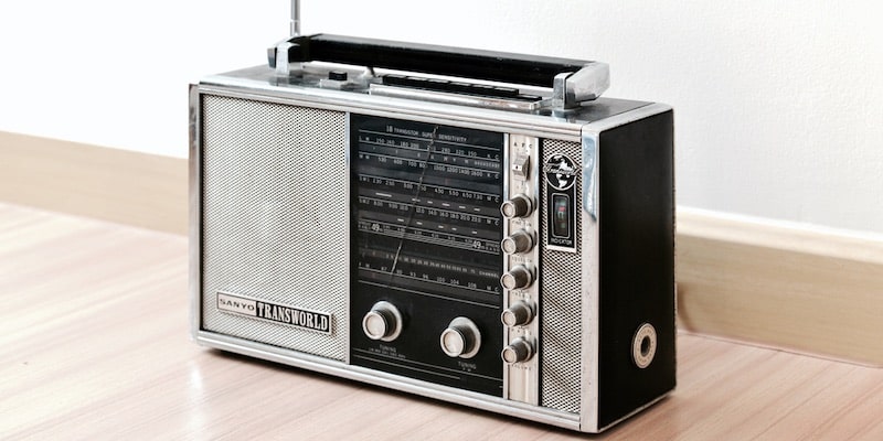 Una radio de fines del siglo pasado permite sintonizar diversas emisoras.