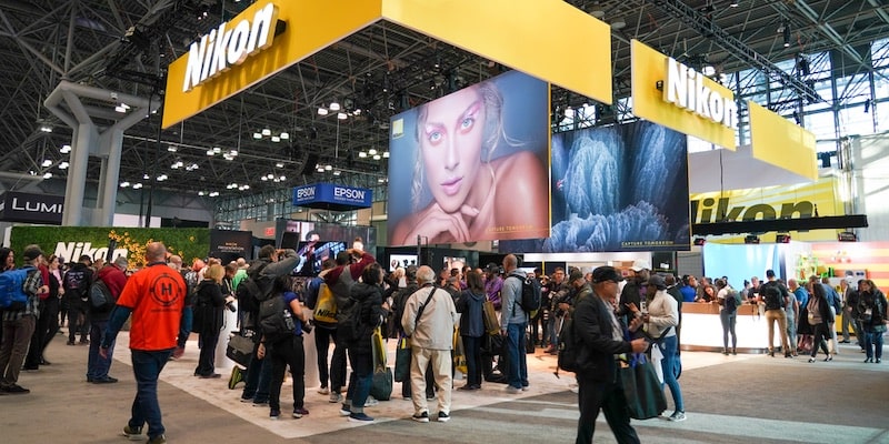 La empresa Nikon organiza un evento como parte de sus relaciones públicas.