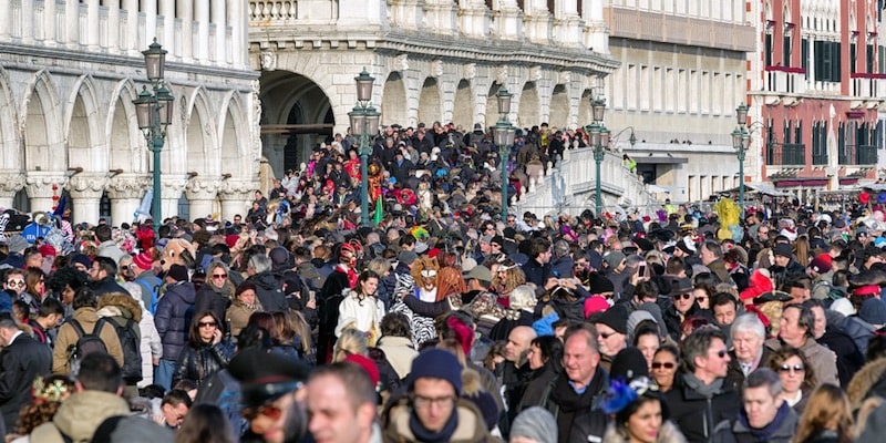 Venecia está repleta de gente que apenas tiene espacio para moverse.