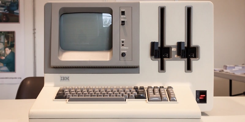 Una computadora de IBM de la cuarta generación se exhibe en una exposición.