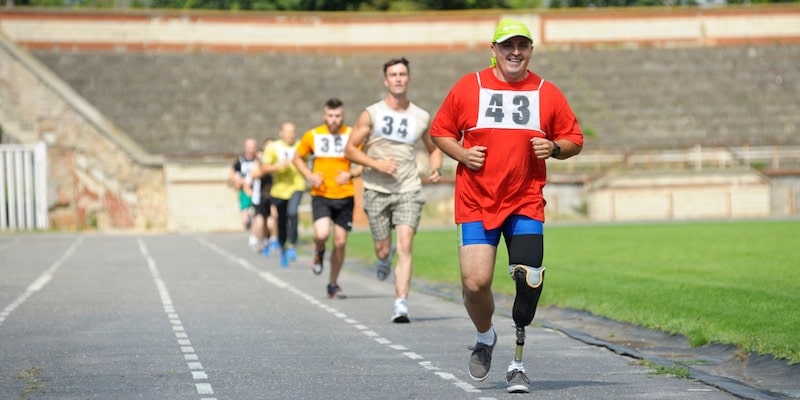 Un corredor utiliza una prótesis para adaptarse a la carrera.