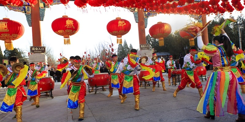 Artistas tradicionales realizan un espectáculo en el primer día del año.
