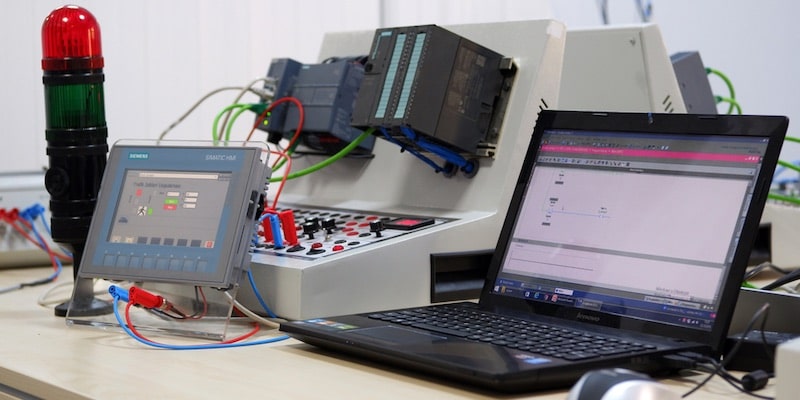 Una serie de artefactos electrónicos envían información a una computadora.