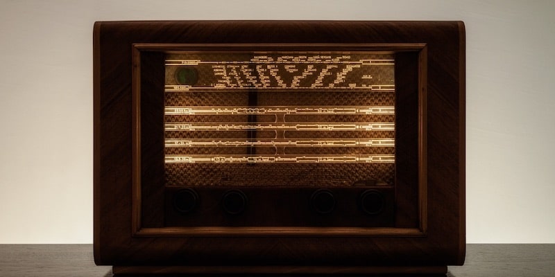 Una radio del siglo veinte es un dispositivo que permite escuchar emisiones con música y programas.