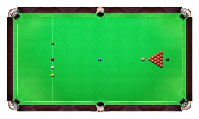 Una mesa de snooker muestra todas las bolas utilizadas.