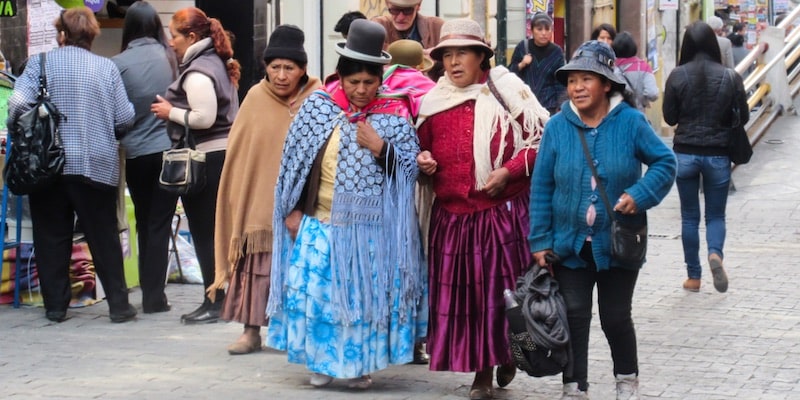 Mujeres de diferentes etnias y tradiciones caminan por la ciudad de La Paz, Bolivia.