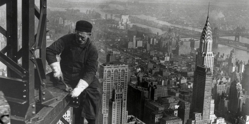 Un obrero trabaja en la construcción del edificio Empire State.