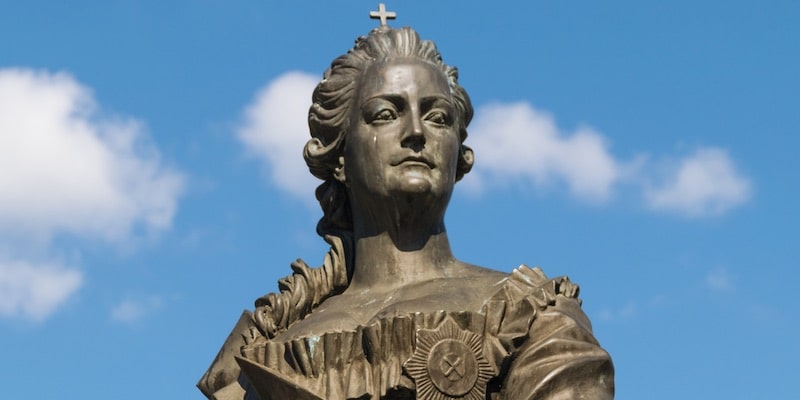Una estatua retrata a Catalina la grande con sus insignias de monarca.