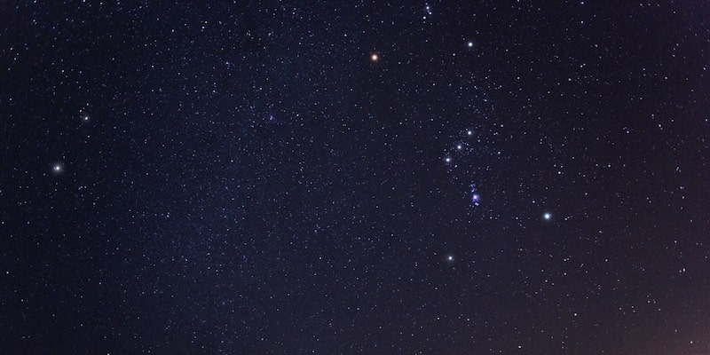 En el cielo nocturno puede distinguirse la constelación de Orión a partir de la tres estrellas de su cinturón.