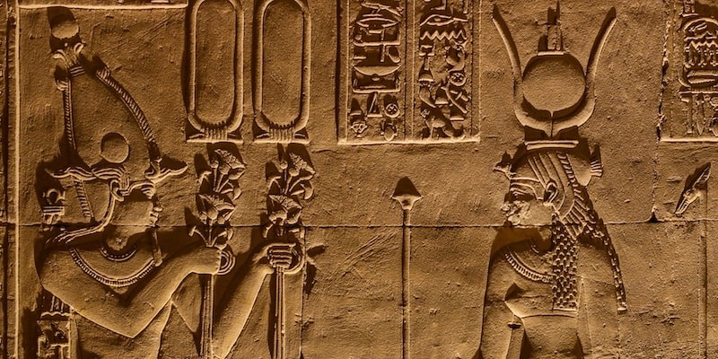 Las decoraciones de un antiguo templo egipcio retrata a faraones y dioses.