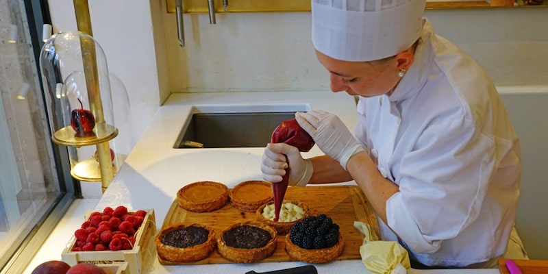 Una pastelera profesional pone en juego sus competencias específicas en su trabajo.