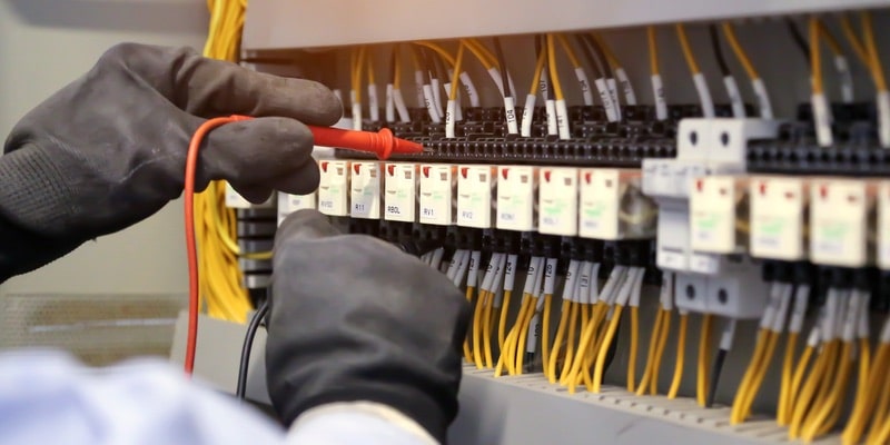 Un operario realiza un estudio de confiabilidad en un equipo eléctrico.