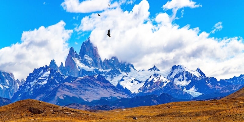 Los cóndores vuelan cerca del monte Fitz Roy en la cordillera de los Andes.