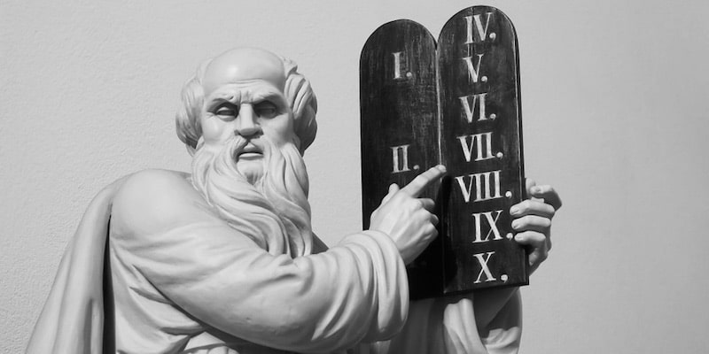 En una estatua, Moisés muestra los diez mandamientos.