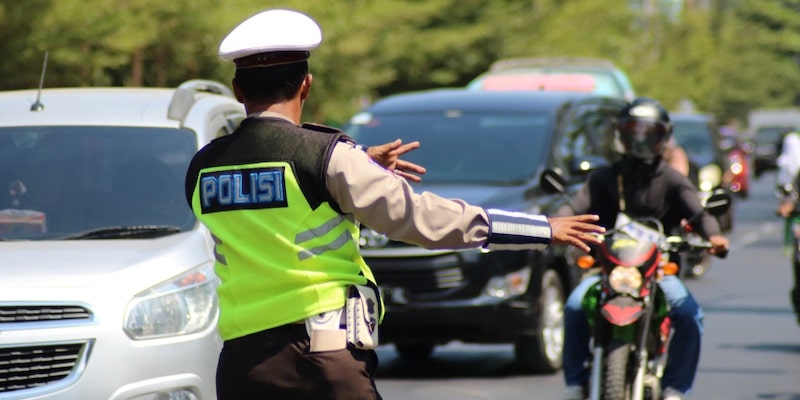 Un policía se comunica a través de señas con los conductores.
