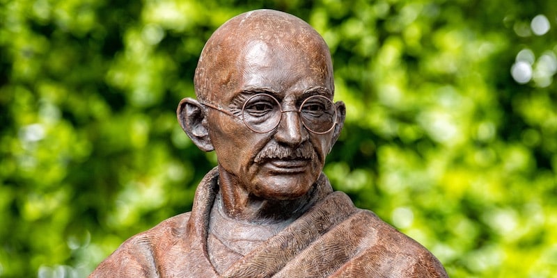La lucha de Gandhi es conmemorada en una estatua en la ciudad de Londres.