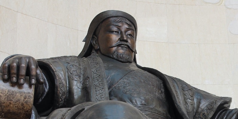 En Mongolia, una gran estatua muestra en Gengis Khan en su trono.