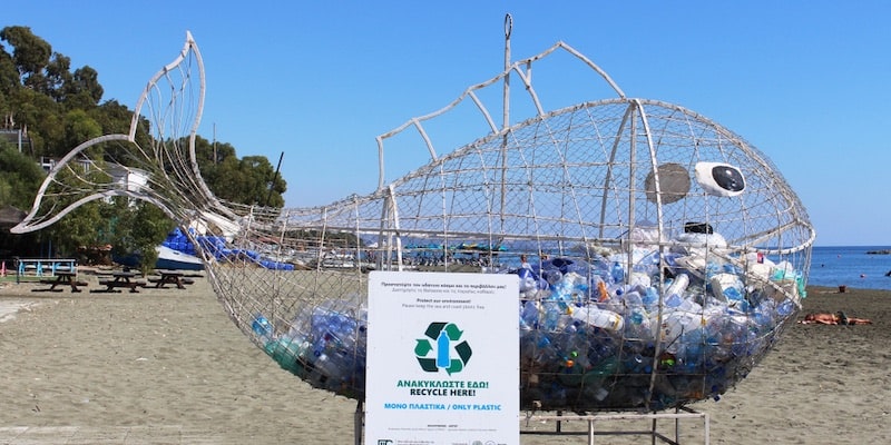 El plástico se almacena para su reciclaje en un contenedor en una playa.