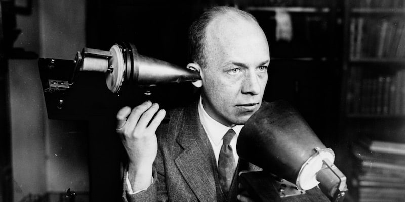 Graham Bell utiliza el teléfono que fabricó.