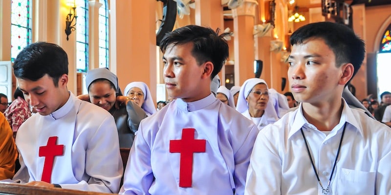 Sacerdotes católicos asisten a misa en la Catedral de la Inmaculada Concepción, en Tailandia.