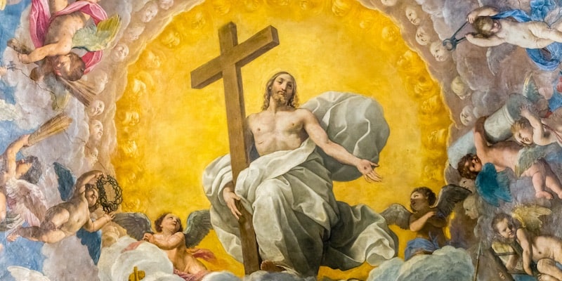 En la cúpula de una catedral hay una pintura de Jesús sosteniendo la cruz.