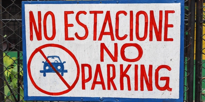 Un cartel indica en modo imperativo que no está permitido estacionar.